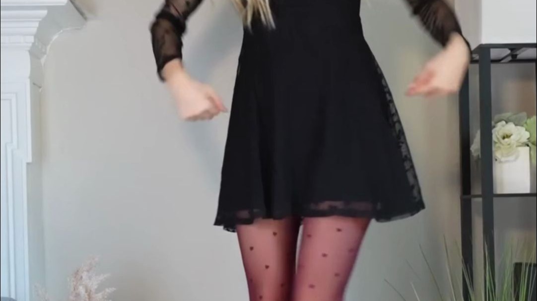 丝袜穿搭#93，红色波点连裤丝袜搭配红底黑高跟鞋，这个搭配怎么样