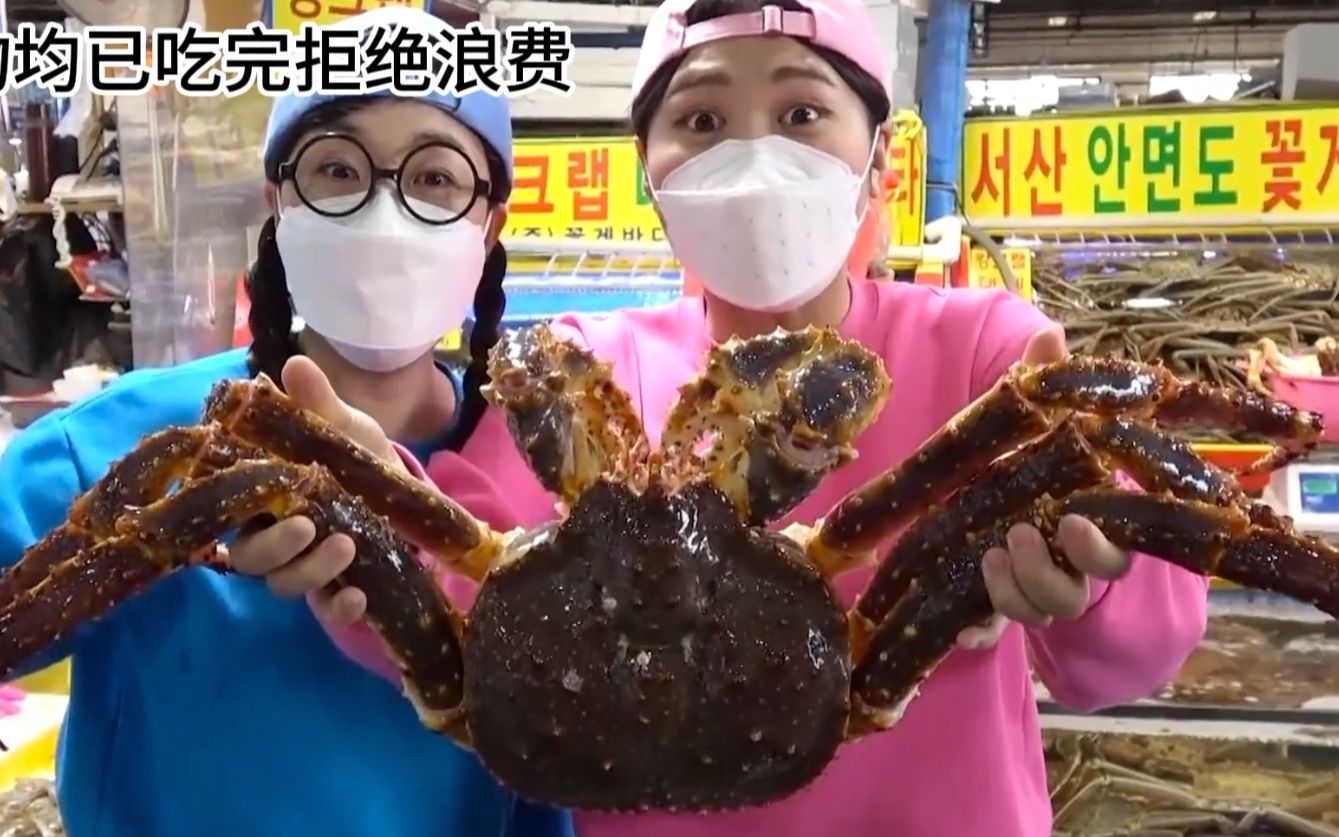 和朋友一起去市场挑选螃蟹，都是活蹦乱跳的，不知如何下手了！