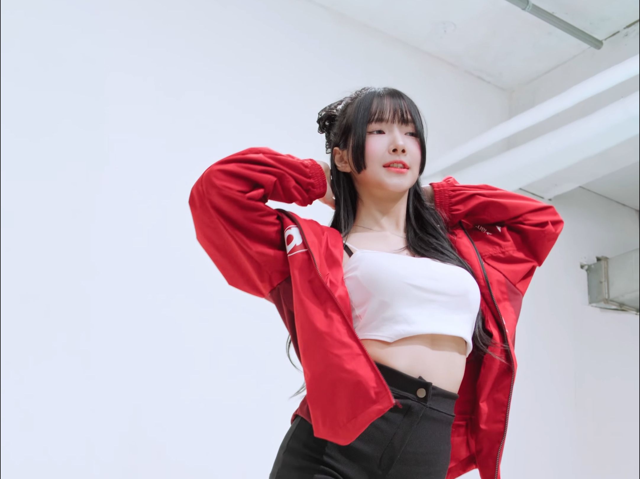 Xu Ying, rolin, side view