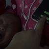 宝宝哭闹不睡觉，妈妈硬核播放手机录音，娃下一秒懵了停止哭泣