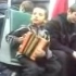 火车上偶遇儿童风琴手