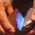 澳大利亚一位矿工在山里捡到的这块蛋白石，外表看起来跟普通石头没什么区别，但是敲开后，里面简直是宝石级别的璀璨！这也太美了
