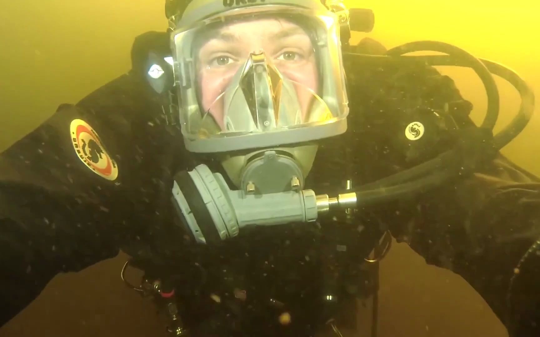 高清晰深海潜水员壁纸