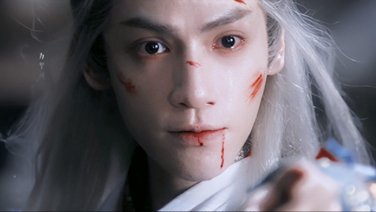 这才是真正意义的美强惨，噙着泪扛着琴就出来哐哐揍人了，打架越狠，穿得越华丽，又倔又美又能干翻所有人