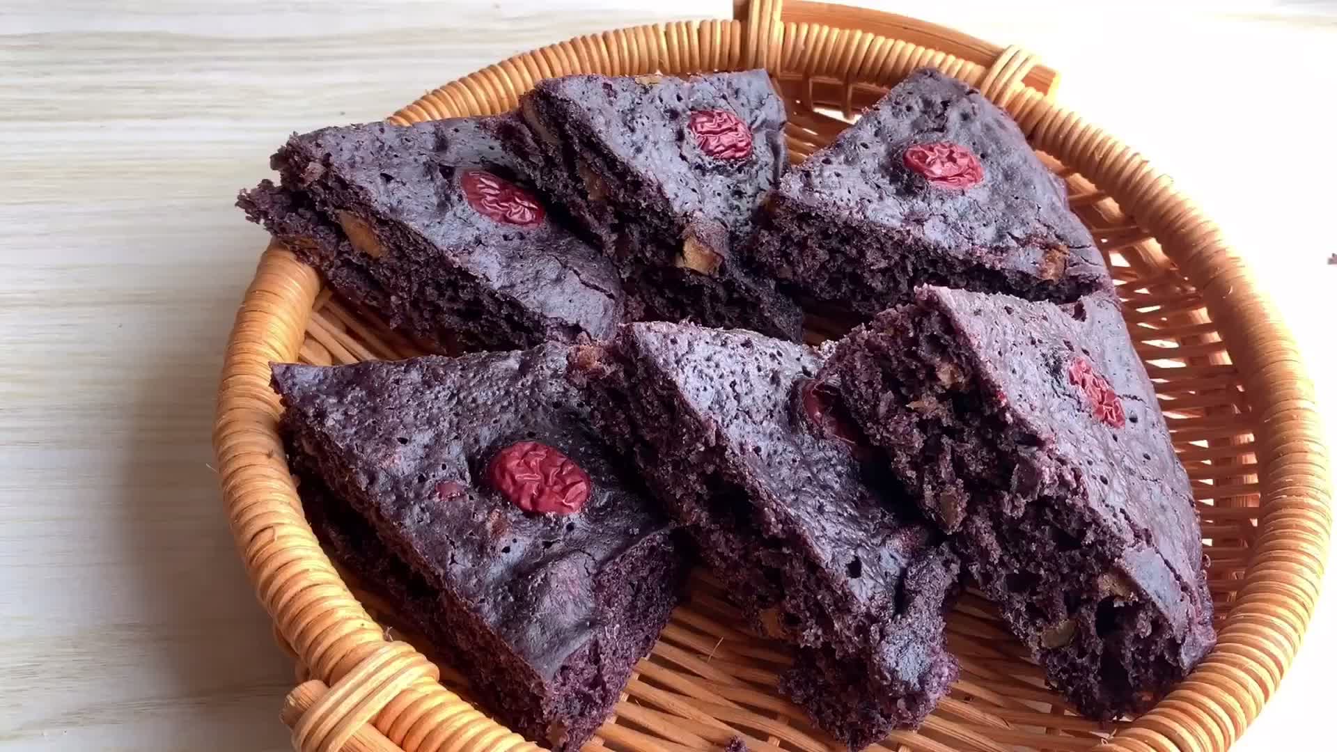 【黑米枣糕】自制黑米枣糕，这个比例不粘不塌，蓬松暄软，减肥随便吃