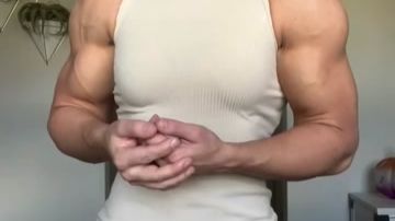巨臂肌肉女的肩臂线条真的很硬
