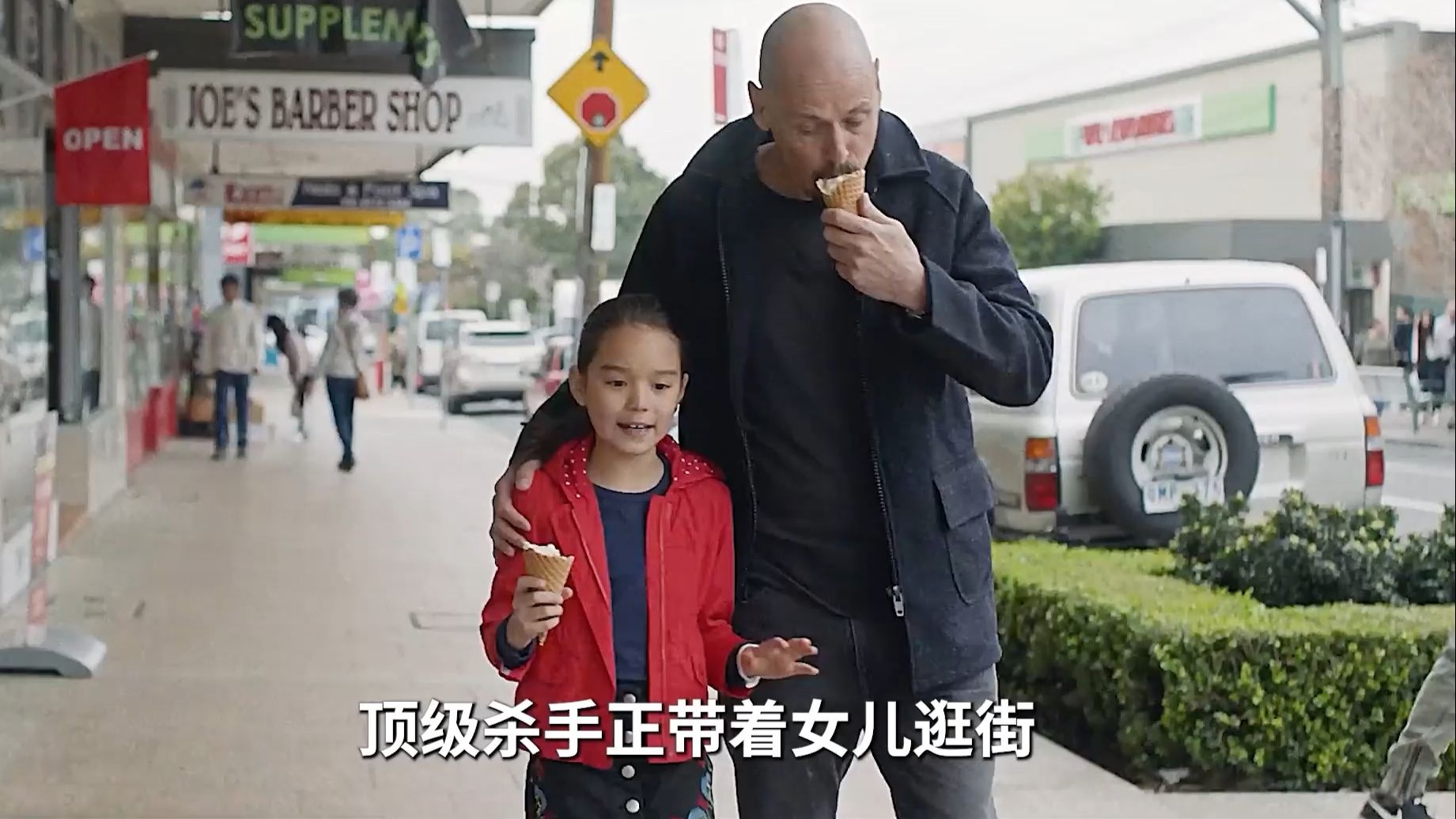 顶级杀手正带女儿逛街，突然就被混混撞了一下，老雷愤怒无比《中间人先生》