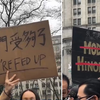“我们受够了！”美国亚裔爆发大规模游行 打出中文标语
