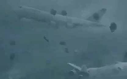 台风“山竹”五大恐怖瞬间，飞机瞬间被刮上天空！