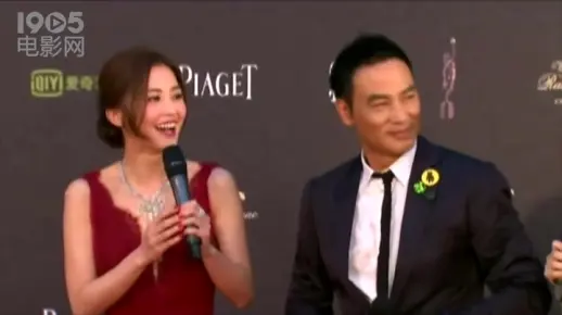 蔡卓妍任达华亮相红毯 阿Sa深V红裙争夺最佳女主