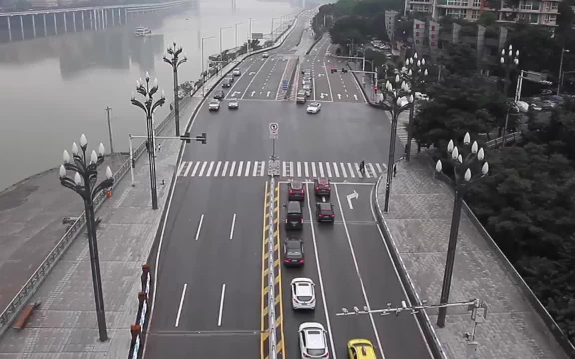 8D重庆再现“魔幻路”：车辆可交叉驶入对向车道 网友直呼太神奇