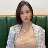 丰满的女生穿紧身衣出门是啥感觉？引来众人侧目，这身材绝了