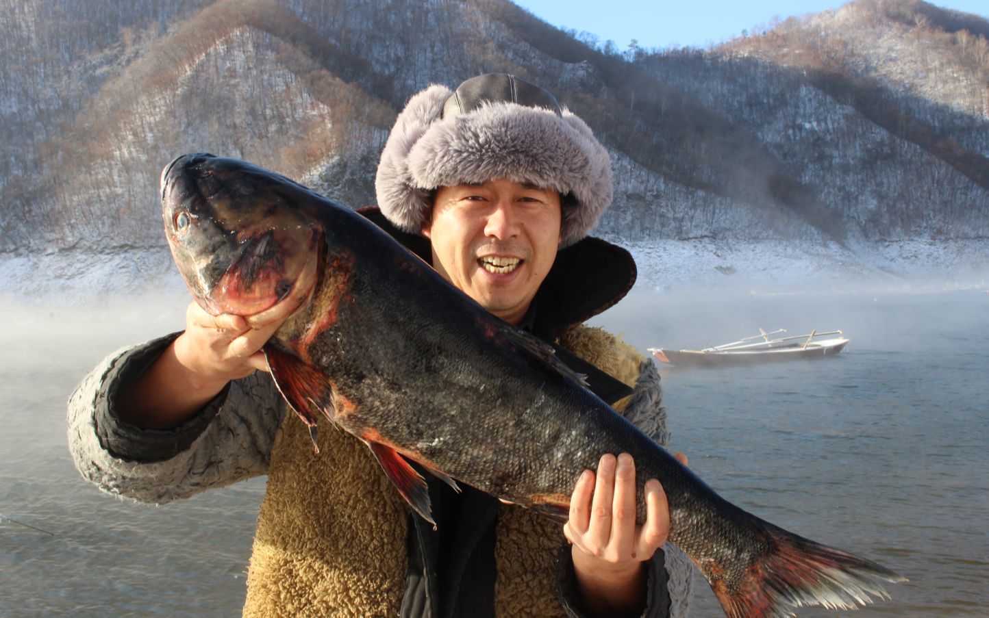 长白山零下20多度，鸭绿江边冬捕，冰天雪地炖20多斤大鱼，真过瘾