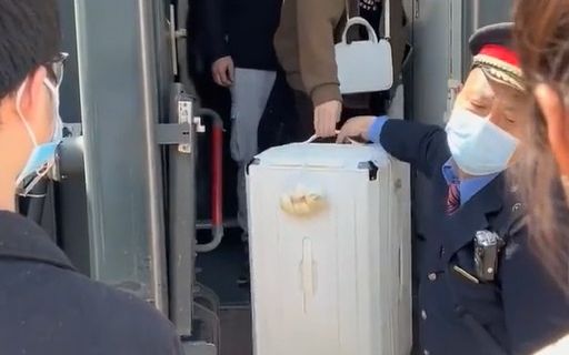 千万别低估女生行李箱的重量