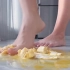 小姐姐裸足踩香蕉鸡蛋+展示黏满蛋液的足底