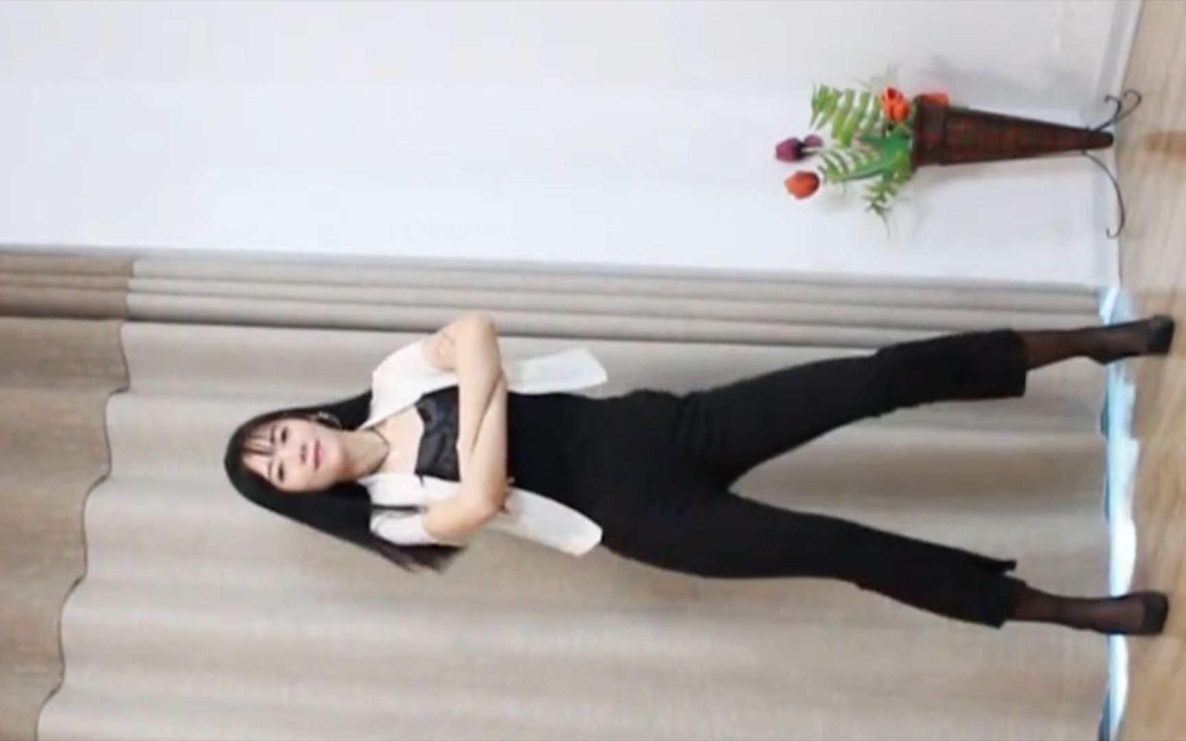 美女小姐姐长腿性感热舞慢摇 丝袜曲线美 D001