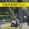 外卖小哥送外卖时遭遇保安阻拦，连续击倒两个保安后，在面对警察时也大打出手