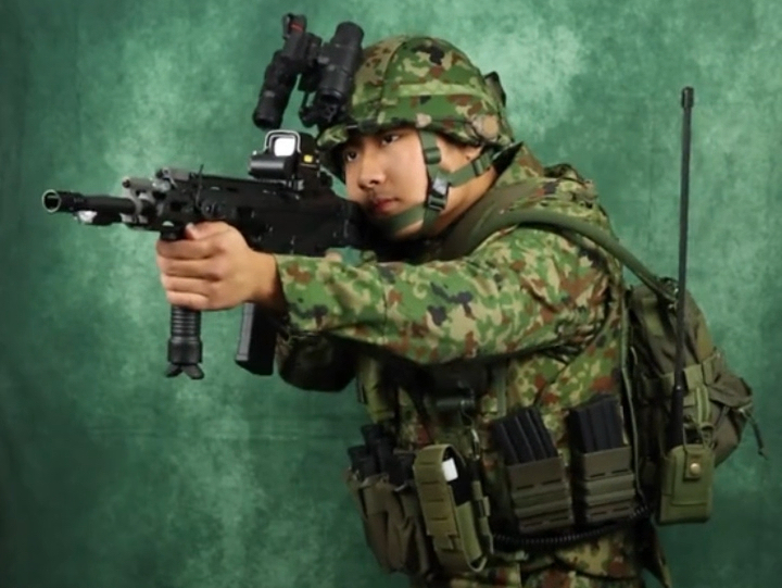 日本自卫队2型迷彩单兵装备展示，红色靶心很显眼。