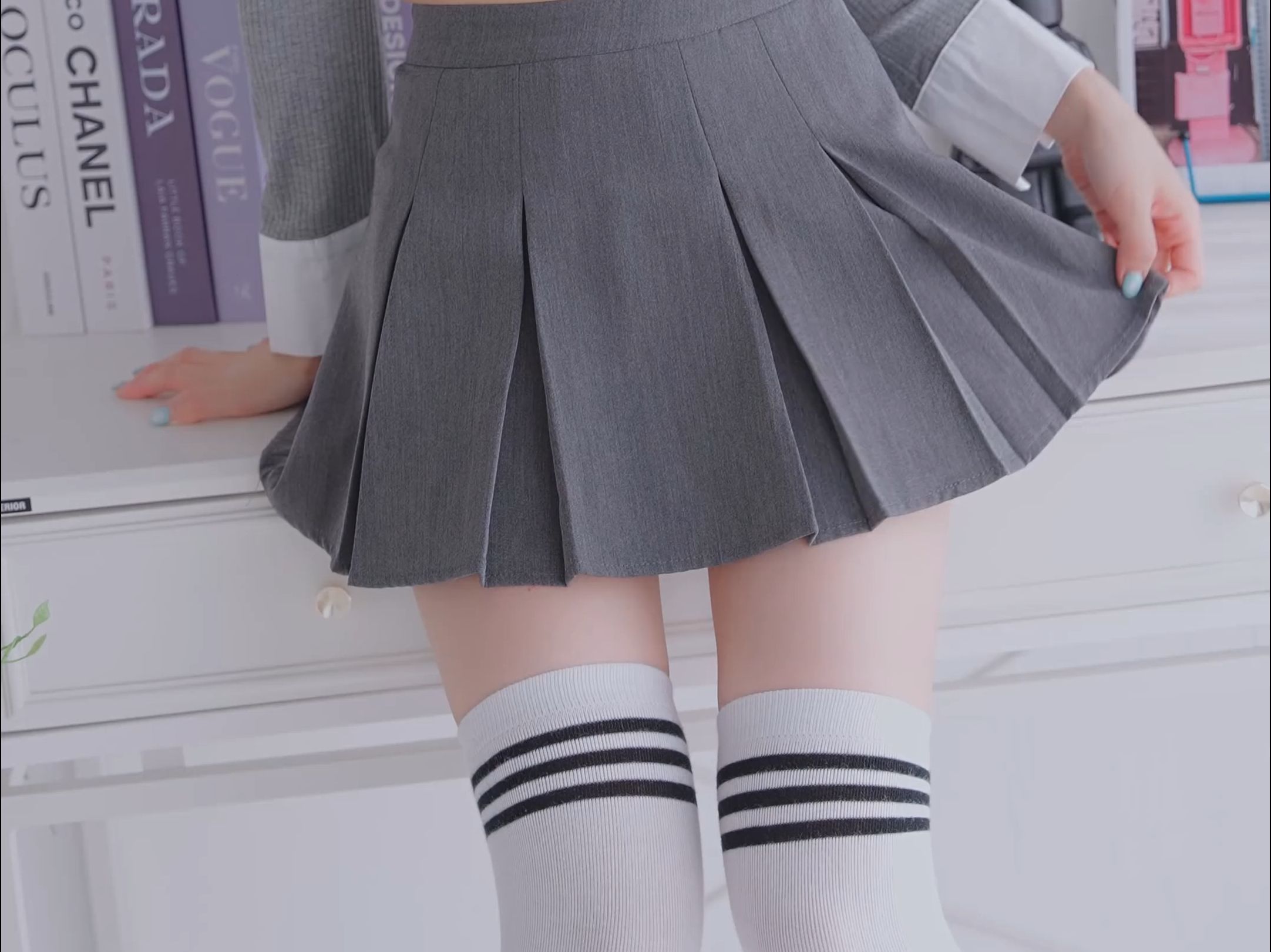 Miss HeeSol's cute style pleated skirt outfit