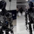 马斯克再晒特斯拉人形机器人行走视频：要去和擎天柱散散步了