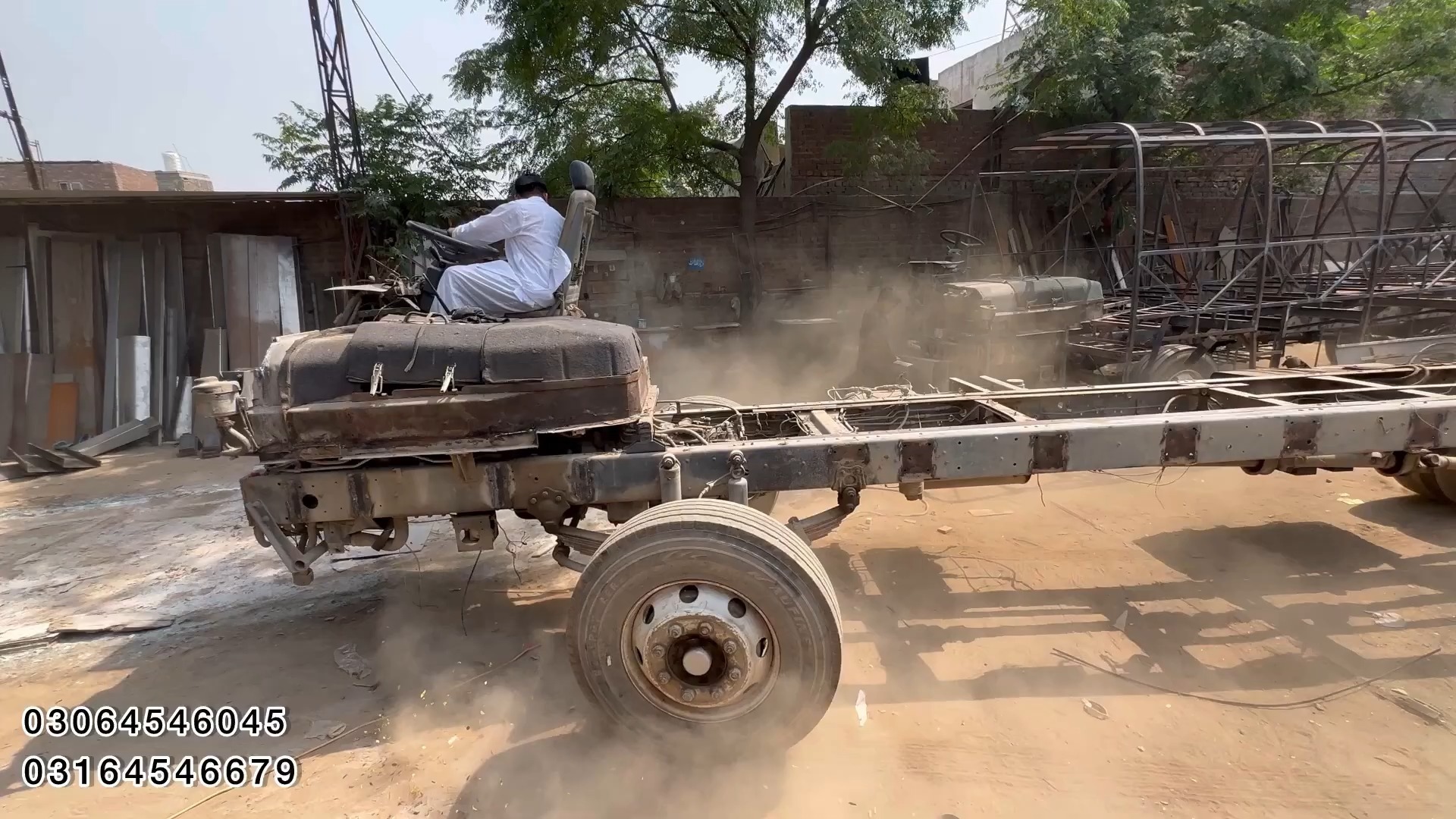 巴基斯坦万物皆可修-当地作坊内没有机械的手工制作巴士