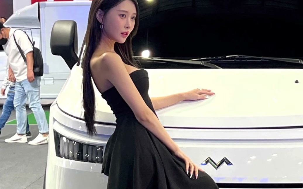 Sexy Korean models at the 2023 Seoul Motor Show