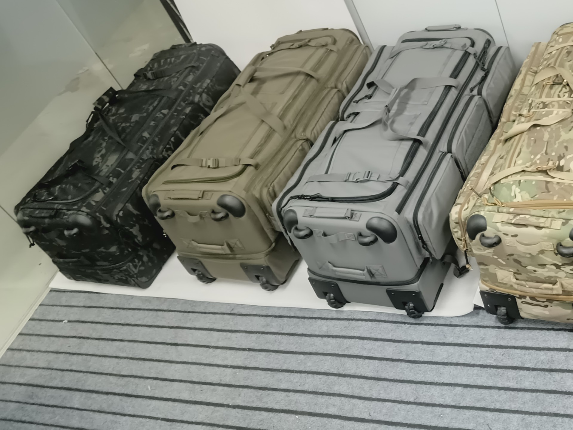 传统行李箱：我装衣服                         战术旅行箱：我装的是生存系统      186L大容量