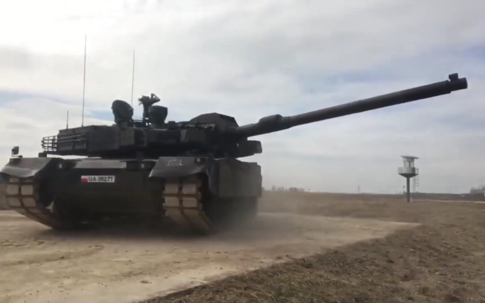 韩国出口波兰K2黑豹战车实弹演练，波兰总统现场观摩