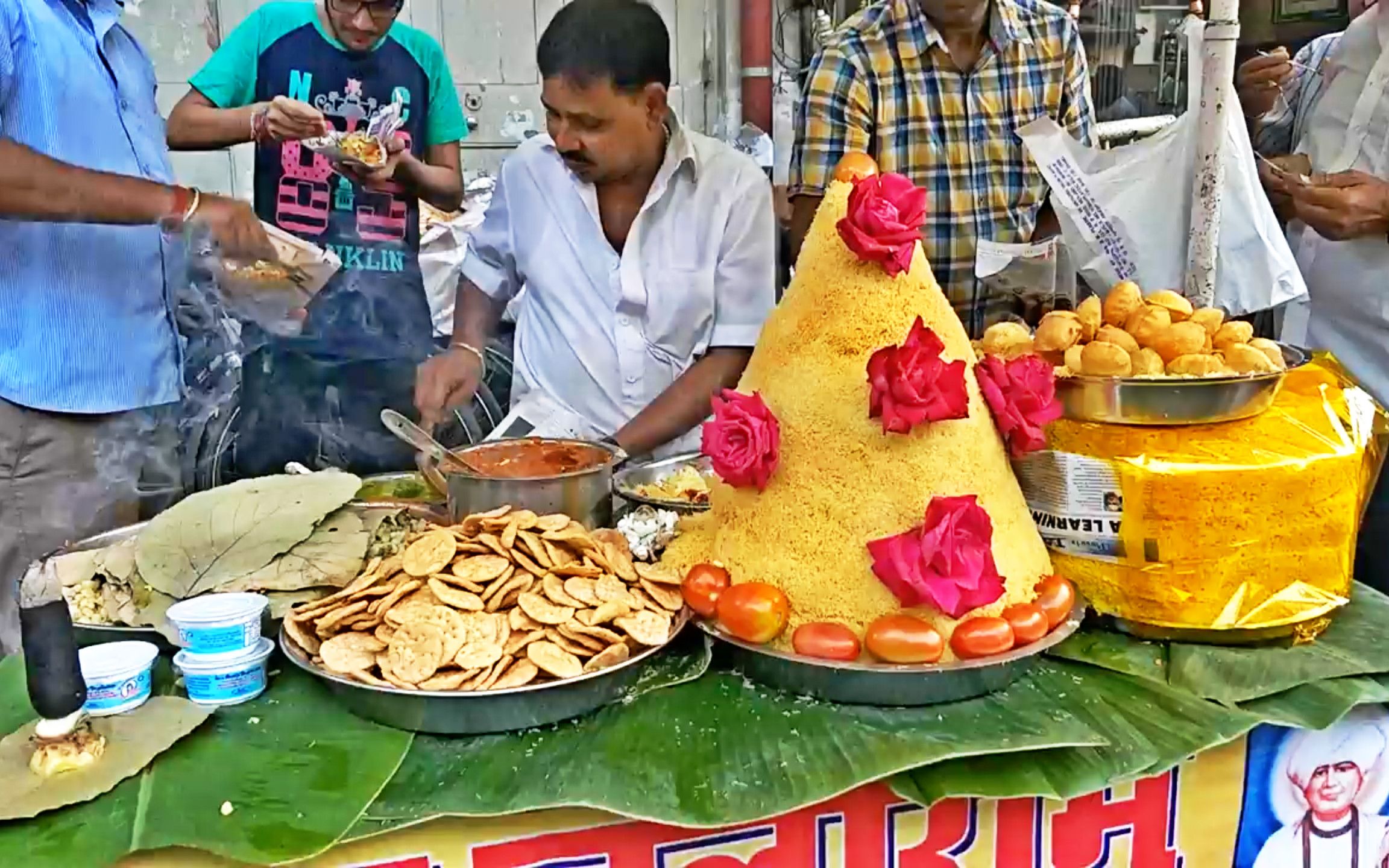 一口咬碎的烤肉串，酥脆的卡提卷，不去印度就吃不到的11种街头小吃，你最想尝试哪个？ - 哔哩哔哩