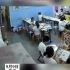 9月9日，浙江。一女同学在教室内晕倒，一旁同学无人上前搀扶，最后女孩自己艰难爬起坐好。