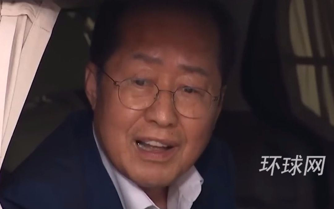 韩国一市长冒雨打高尔夫怒怼记者：这是哪个时代的法律公务员周末不能打高尔夫
