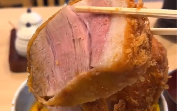 日本中央区的一家猪排饭店 这个分量绝对满足你