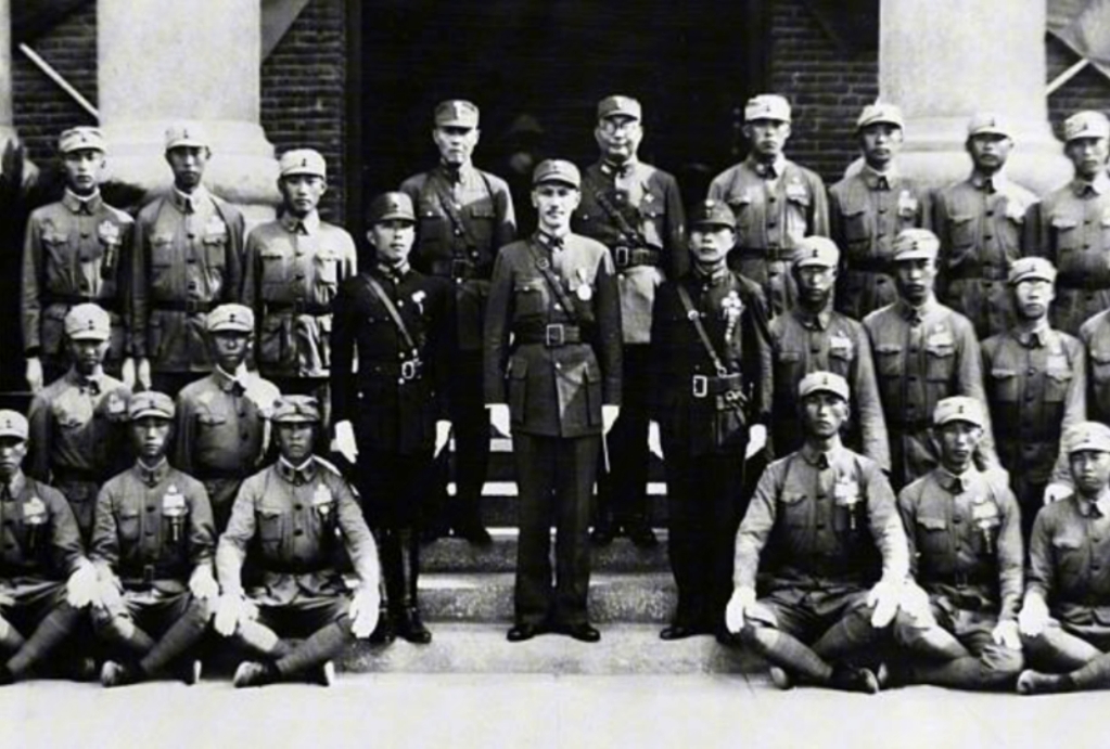 1937年学生群众训练团献剑合影