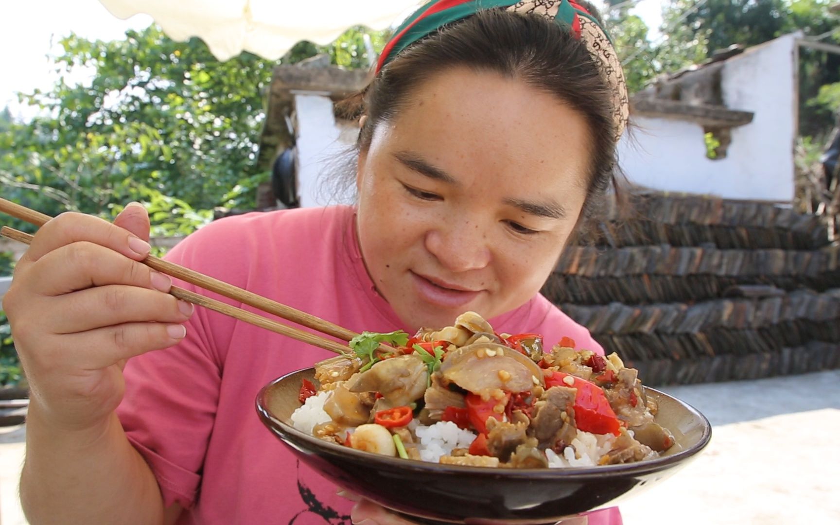 苗大姐可美了，整个羊肉一锅炖，万能辣椒一大碗，残渣剩饭不放过