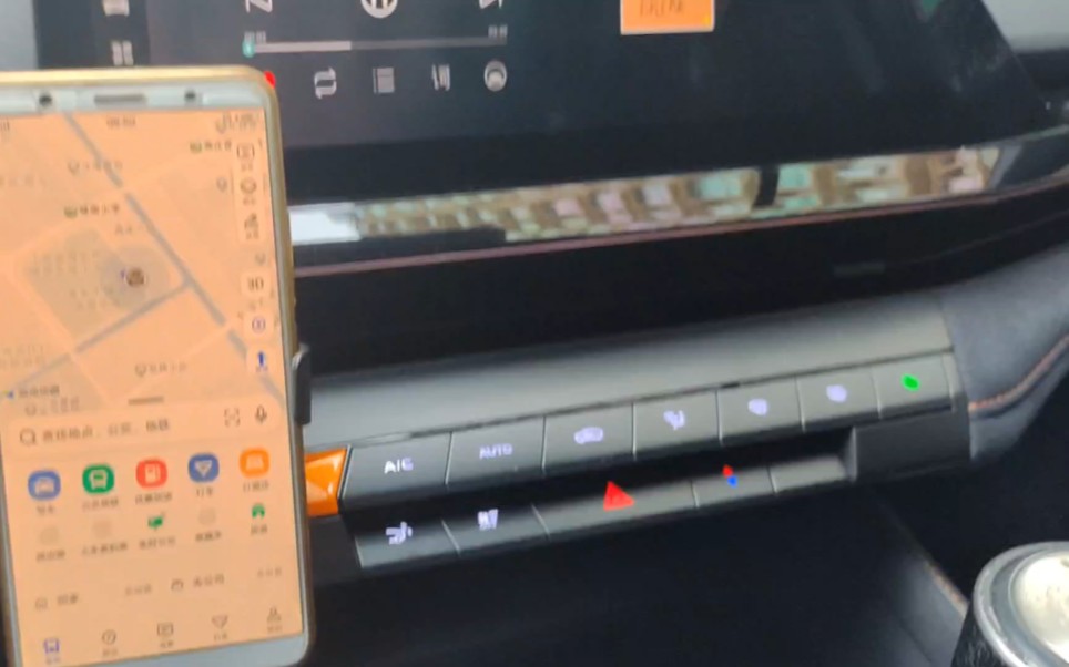 吐槽一下univ的数据线孔设计的不太实用，线多了大了还穿不过去，还是把数据线从中控台右边拉过来好用，而且副驾想充电也能充。