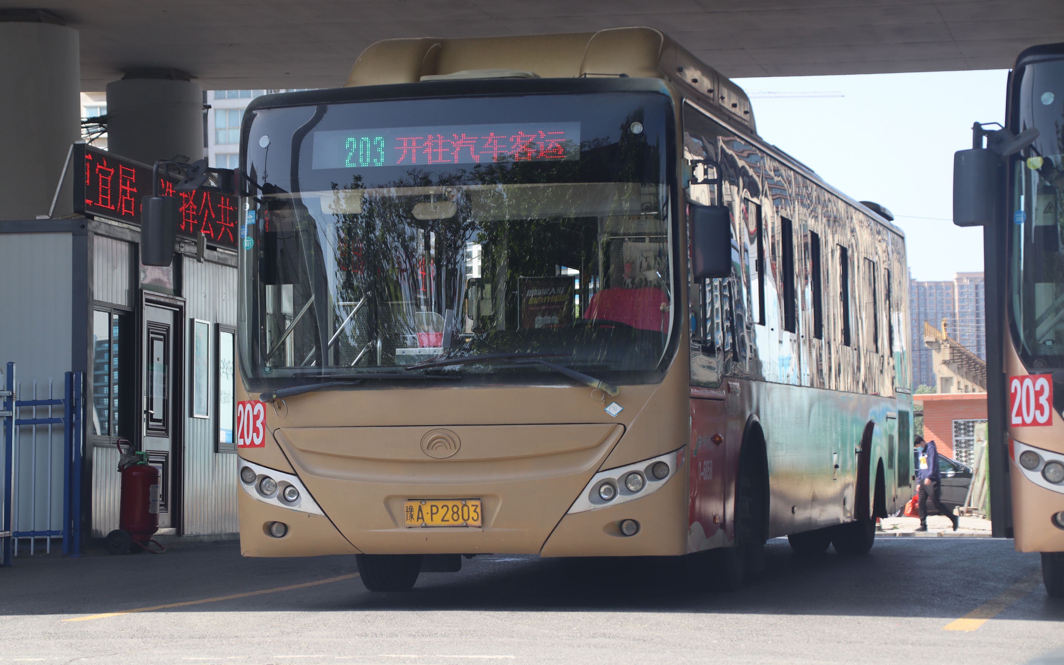 设亲子座椅！郑州985路公交新增20台新款氢动能公交车 - 河南一百度