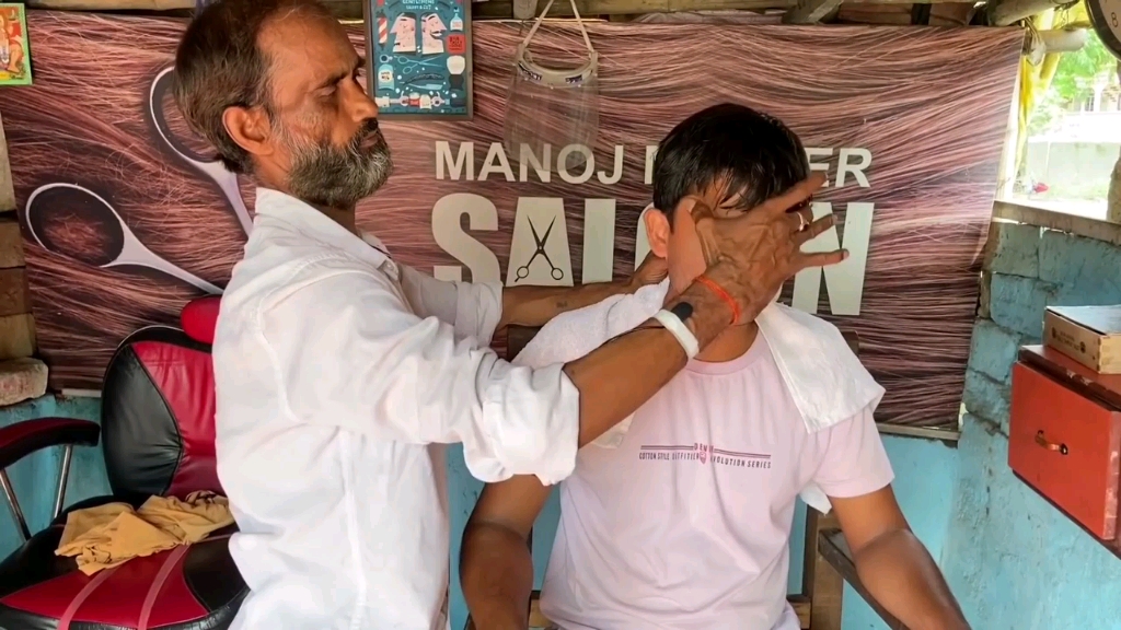 印度理发师的精湛按摩手法