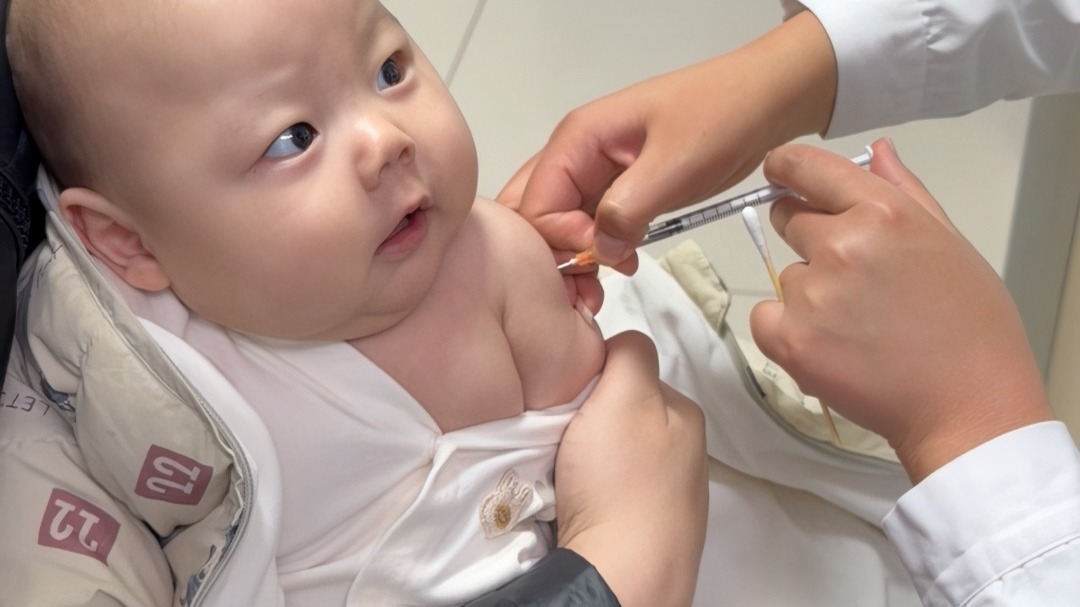 四个月大宝宝打疫苗，前一秒笑容满面，针头一扎瞬间“红温”……