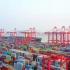 全球最大的自动化码头，坐落中国，港区内车流不息，却不见一人