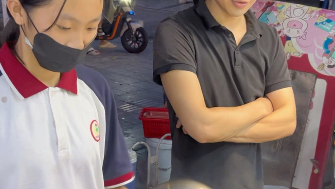 广东肇庆，14岁阿欣和父亲联手烹饪一道街头炒粉。#摆摊小吃创业 #肇庆坤哥炒粉