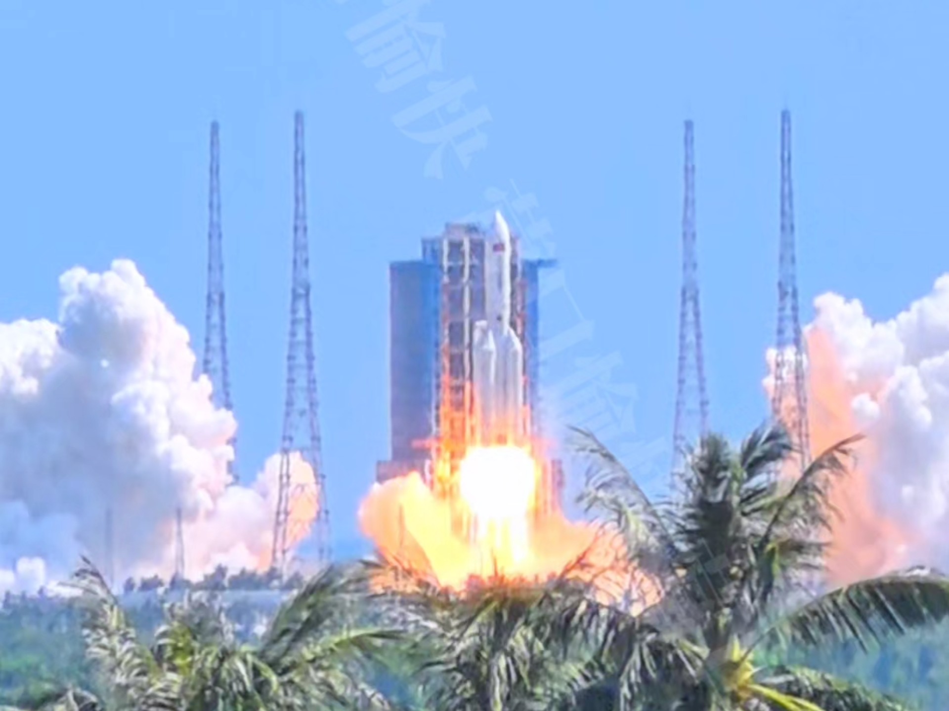 3，2，1，点火！文昌卫星发射中心长征5B火箭升空，给中国航天点赞#长征5号 #文昌卫星发射中心 #火箭发射 #中国航天 #火箭