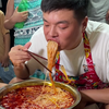 比肌肉哥还厉害的男人出现了，来挑战我的1斤爆辣螺蛳粉，看看他的实力如何吧