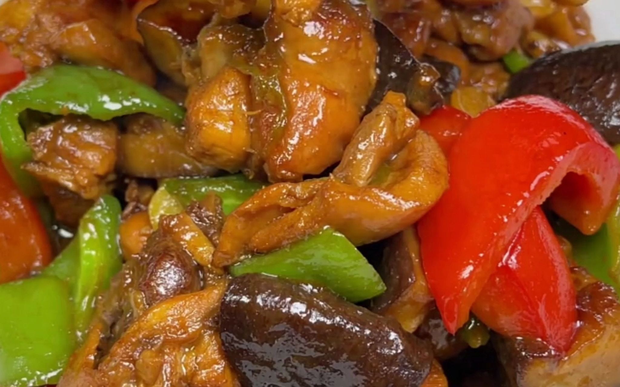 今天分享一道家常菜香菇焖鸡腿，做法简单，下饭必备，真香