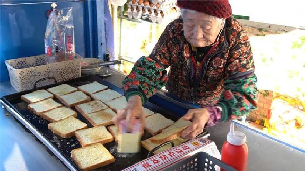 80岁奶奶摆摊卖煎三明治，收入比儿女还高，连孙女都来帮忙！