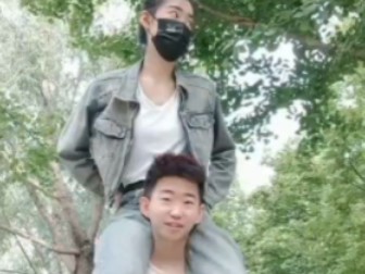 情侣一口气负重五分钟挑战