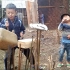 俩越南小孩儿自制绿色架子鼓，1块钱设备敲出专业级水平