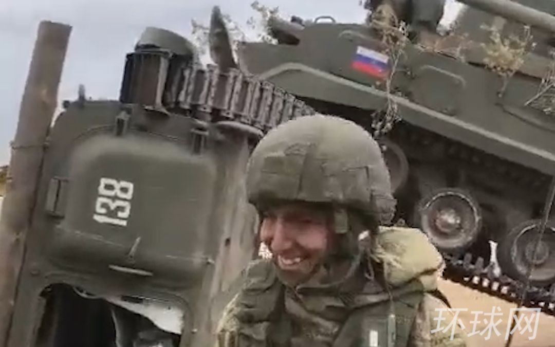 演习中，俄罗斯一辆防空战车撞上步兵战车，现场士兵无奈发笑