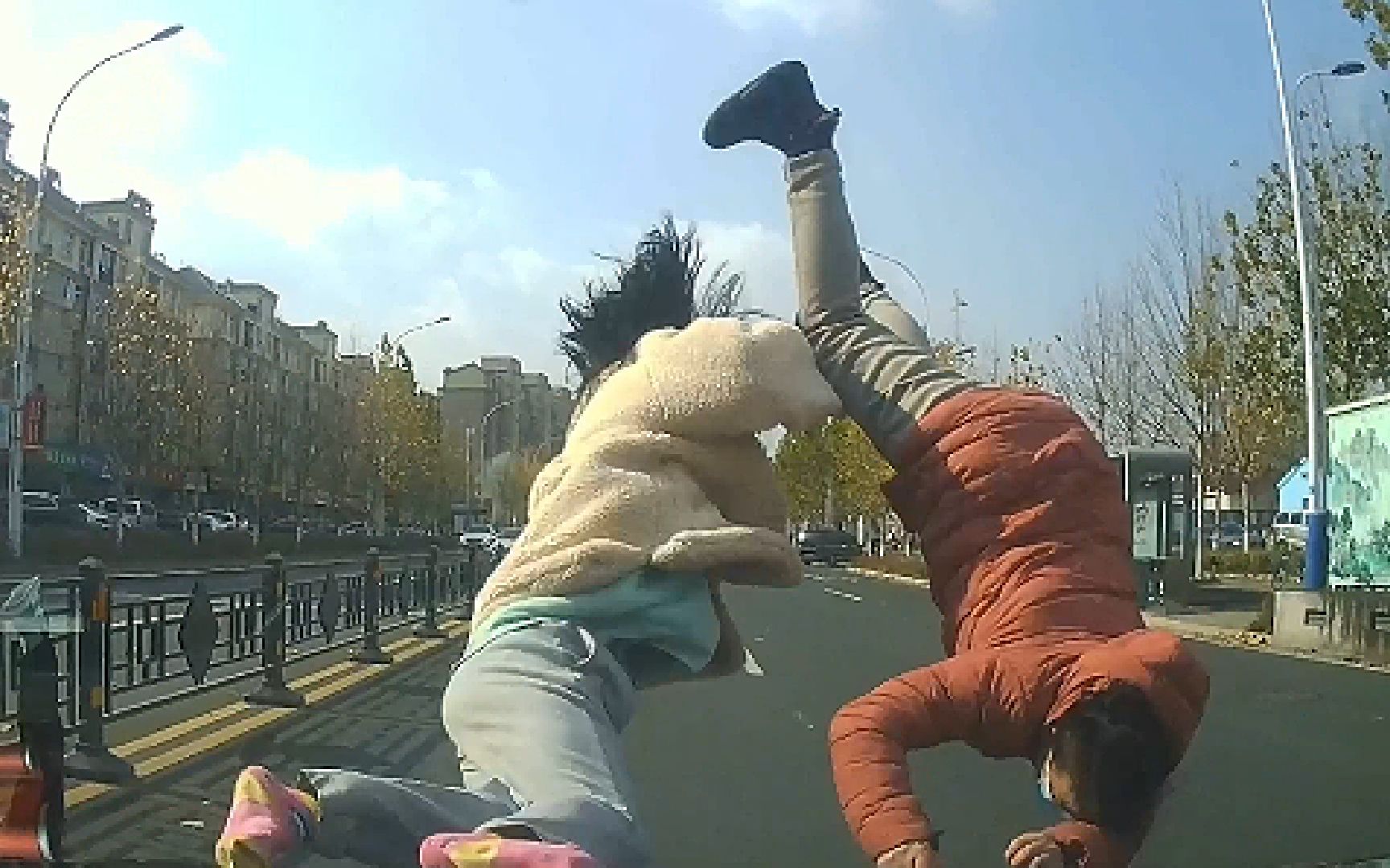 这撞的有点荒唐啊。