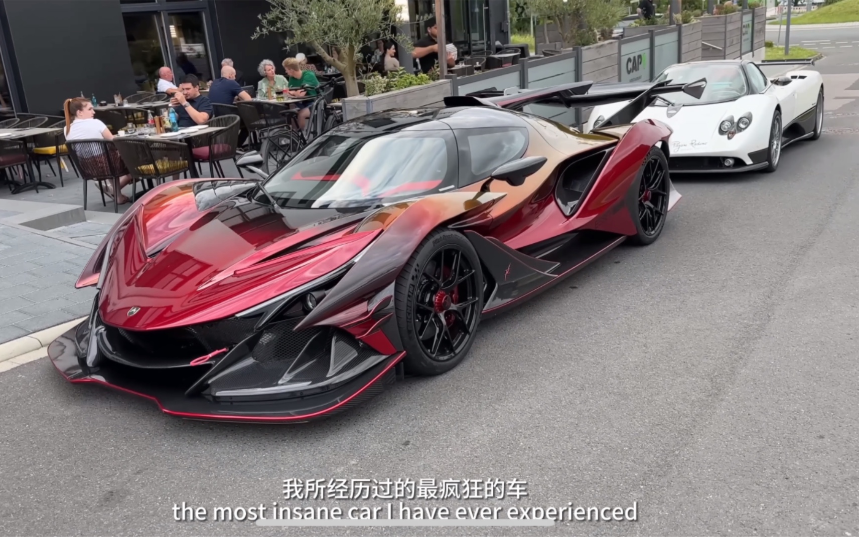 Mikeyin开着阿波罗（Apollo）IE 和帕加尼（Pagani）Zonda F载着我俩去吃晚餐路上，听听V12发动机无敌声浪！