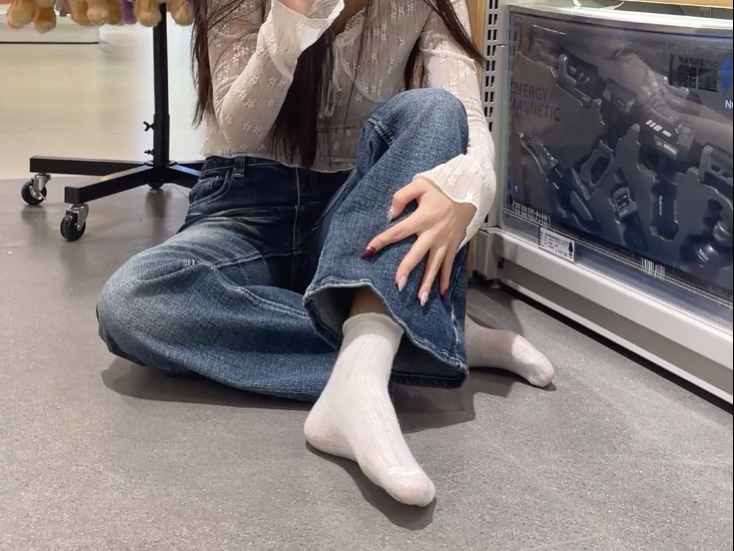 不穿鞋在商场坐着，不会着凉吗？